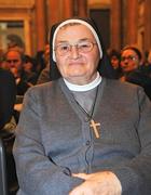 Suor Ilda accudisce i malati del Don Orione (Pambianchi)